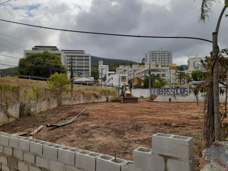 Moradores do terreno ao lado usaram patrola para derrubar muro- Foto: Divulga&ccedil;&atilde;o/ND