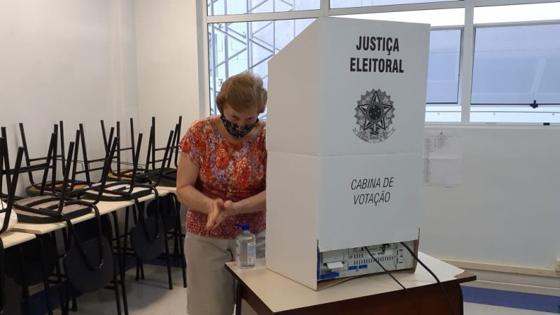 Eleitores devem usar m&aacute;scara e higienizar as m&atilde;os com &aacute;lcool em gel – Foto: Gladionor Ramos/NDTV