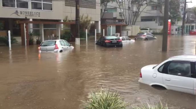 Temporal causou alagamentos nas ruas de Crici&uacute;ma nesta quinta-feira (26) – Foto: Reprodu&ccedil;&atilde;o/ND