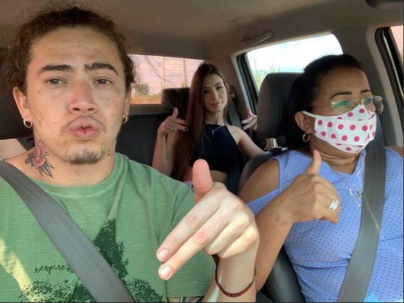 A mãe do youtuber ainda postou um outro clique com a nora, em que o filho também aparece. Fãs, seguidores e até famosos fizeram vários comentários para celebrar o fato de a família ter aprovado o namoro.”Quando a mãe gosta é outra história”, escreveu uma internauta. “Parabéns pela nora linda! Sua família é linda e abençoada”, elogiou outra. “Que seu filho seja muito feliz”, comentou mais uma. – Foto: Reprodução/Instagram