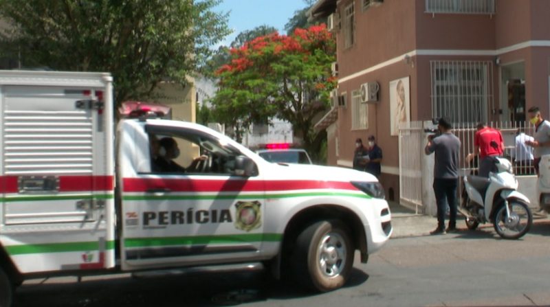 Mulher é morta a facadas por ex-namorado em Blumenau. Vítima trabalhava em um salão de beleza e foi atacada quando chegava no local – Foto: Adriano Raulino/NDTV