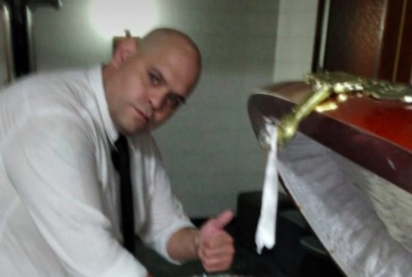 Funcion&aacute;rio posou para foto ao lado do caix&atilde;o onde estava o corpo de Maradona – Foto: Reprodu&ccedil;&atilde;o