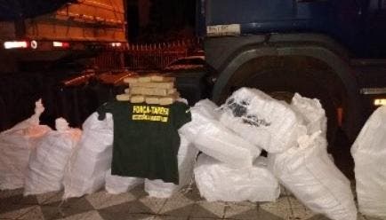 Durante a operação, policiais descobriram fundos falsos em cargas onde a droga era escondida – Foto: Gaeco