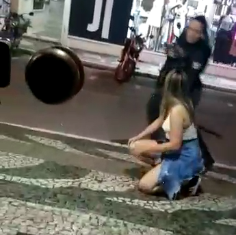 V&iacute;deo mostra guarda municipal agredindo jovem no Centro de Balne&aacute;rio Cambori&uacute; – Foto: Reprodu&ccedil;&atilde;o/ND