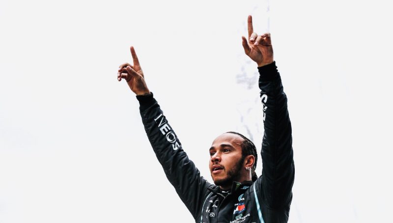 15 de novembro de 2020. O dia que Lewis Hamilton conquistou o sétimo título da Fórmula 1 e igualou Michael Schumacher, a quem ele já ultrapassou em número de vitórias. Hamilton faz história nas pistas e fora delas. Logo após vencer o sétimo título, o piloto britânico se apressou em manifestar seu maior desejo. Hamilton tem utilizado os holofotes para chamar a atenção para as mudanças urgentes que precisam ser feitas e nas redes sociais reiterou que continuará lutando. “Este ano fui impulsionado não apenas pelo meu desejo de vencer nas pistas, mas por um desejo de ajudar a impulsionar nosso esporte e nosso mundo a se tornar mais diversificado e inclusivo. Eu prometo a você que não vou parar de lutar por mudanças. Temos um longo caminho a percorrer, mas vou continuar a lutar pela igualdade em nosso esporte e no mundo em que vivemos.” – Foto: Divulgação/F1/ND
