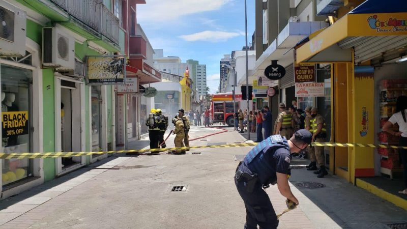 Rua Conselheiro Mafra com princípio de incêndio. Bombeiros isolaram a área