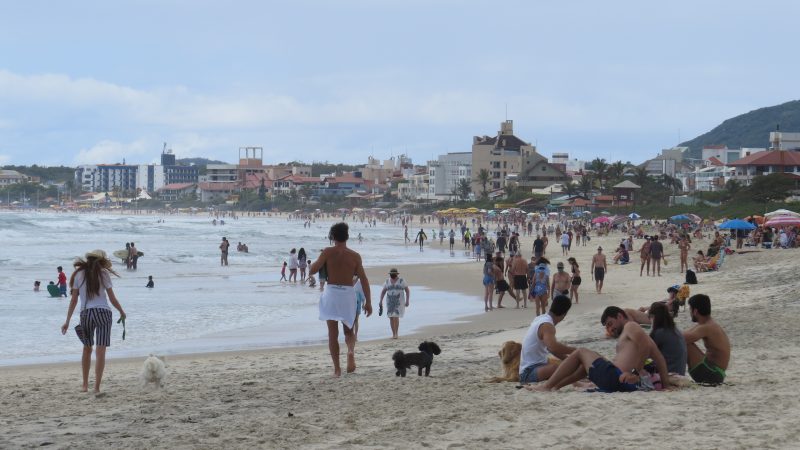 Mesmo com a proibi&ccedil;&atilde;o da perman&ecirc;ncia na faixa de areia, praias ficaram cheias na manh&atilde; desta segunda-feira, em Florian&oacute;polis. Foto: Divulga&ccedil;&atilde;o/Jefferson Lopes/ND