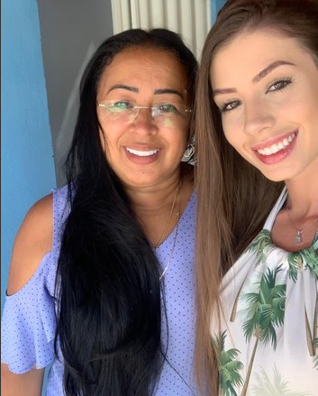 A mãe de Whindersson, Valdenice Nunes, fez questão de registrar uma foto ao lado da norinha, no perfil dela do Instagram, na noite desta terça-feira (17) – Foto: Reprodução/Instagram