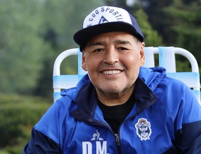 Maradona sentado em cadeira