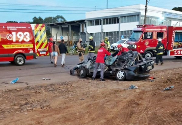 Os dois homens morreram no local do acidente. O carro deles ficou totalmente destru&iacute;do – Foto: Reprodu&ccedil;&atilde;o/ND
