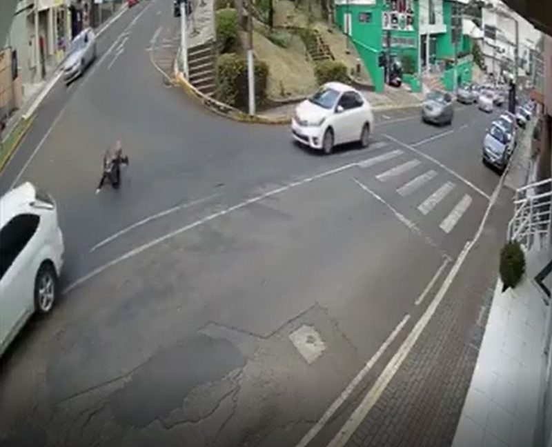 Mulher pula de carro em movimento em Videira – Foto: Reprodução/ND