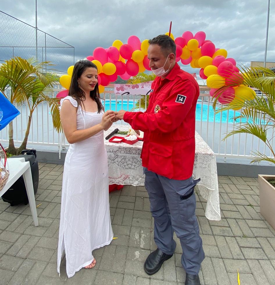 Fotos: como foi o pedido de casamento a um bombeiro em guaramirim