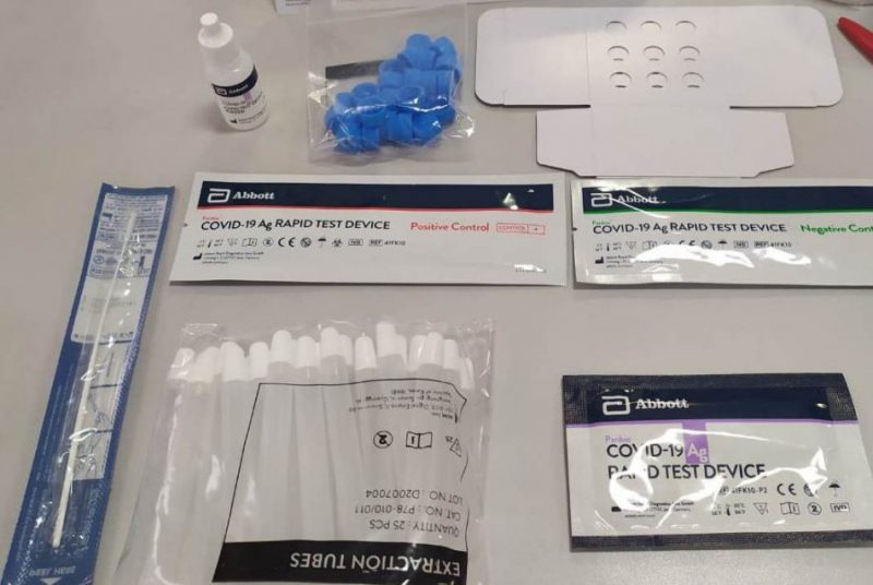 Imagem mostra vários componente usados no exame de detecção de antigeno