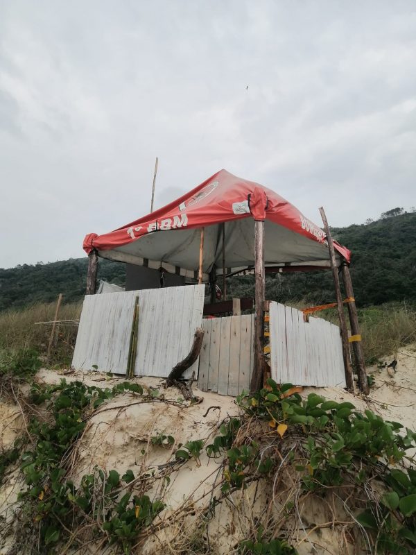 Posto Guarda-Vidas Civil na praia da Galheta, em Florianópolis. Céu nublado. 