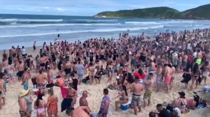 Praia do Rosa voltou a registrar aglomerações neste feriadão – Foto: Reprodução/TikTok
