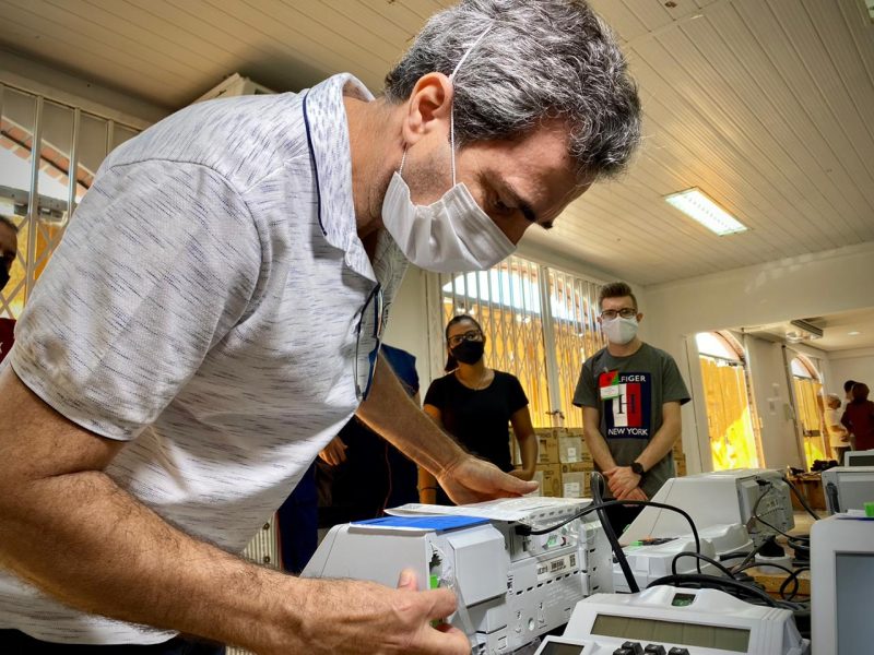 Justi&ccedil;a eleitoral instala dados da vota&ccedil;&atilde;o e lacra urnas eletr&ocirc;nicas que ser&atilde;o utilizadas na elei&ccedil;&otilde;es em Blumenau – Foto: Mois&eacute;s Stuker/NDTV