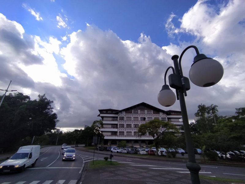Sexta-feira (16) ainda tem sol e calor em Blumenau, mas tempo muda no fim de semana – Foto: Vinicius Bretzke/NDTV