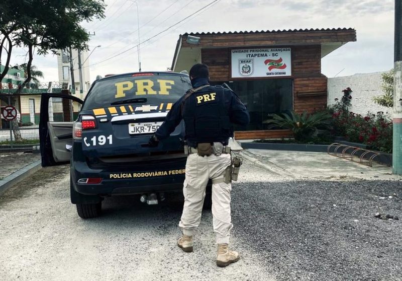 Procurado por homic&iacute;dio &eacute; preso em Itapema. – Foto: Divulga&ccedil;&atilde;o/PRF