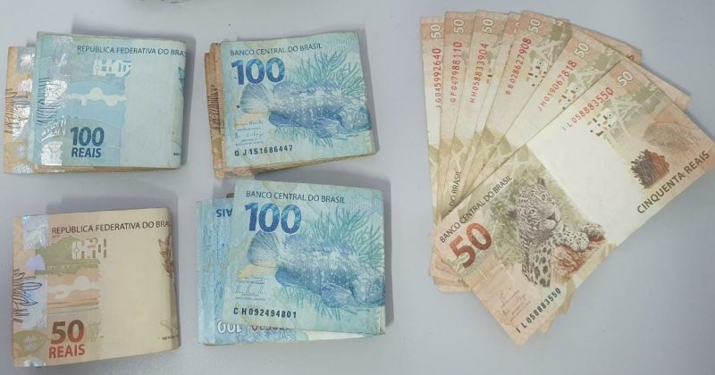 Dinheiro foi apreendido junto a santinhos de candidato que estaria comprando votos de eleitores em Tai&oacute;, no Alto Vale do Itaja&iacute; – Foto: Divulga&ccedil;&atilde;o/Pol&iacute;cia Civil
