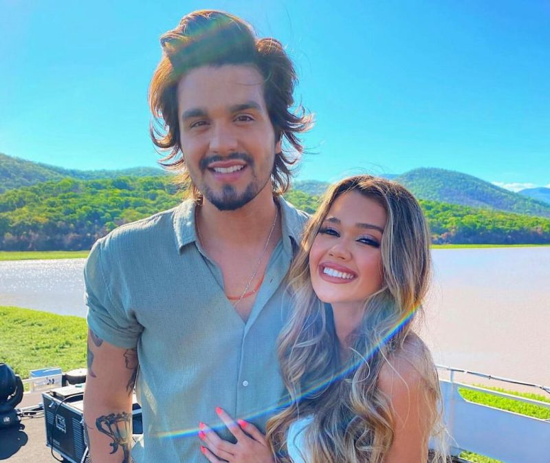 Cantor Luan Santana e youtuber Franciny Ehlke durante live no Pantanal – Foto: Reprodu&ccedil;&atilde;o/Instagram