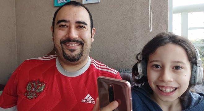 Roberto Piffer e o filho Benjamin durante aula online – Foto: Arquivo Pessoal/Record TV