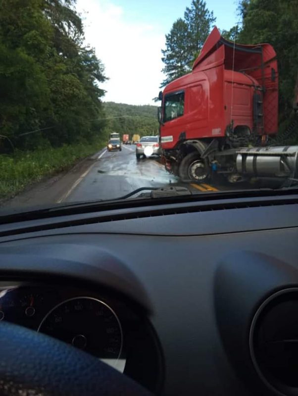 Acidente envolveu caminh&atilde;o e carro – Foto: Reprodu&ccedil;&atilde;o/ND