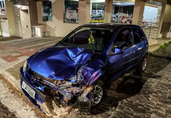 Condutora do Celta n&atilde;o se feriu – Foto: Cristian L&ouml;sch/Portal Peperi