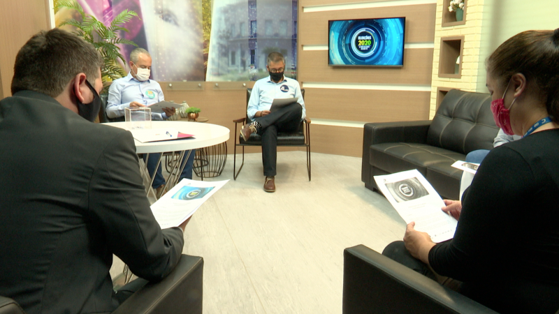 Representantes dos candidatos M&aacute;rio Hildebrandt (Podemos) e Jo&atilde;o Paulo Klein&uuml;bing (DEM) participam da apresenta&ccedil;&atilde;o das regras e do sorteio do debate promovido pelo Grupo ND na sede da NDTV Blumenau – Foto: Reprodu&ccedil;&atilde;o NDTV