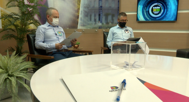 Representantes dos candidatos M&aacute;rio Hildebrandt (Podemos) e Jo&atilde;o Paulo Klein&uuml;bing (DEM) participam da apresenta&ccedil;&atilde;o das regras e do sorteio do debate promovido pelo Grupo ND na sede da NDTV Blumenau – Foto: Reprodu&ccedil;&atilde;o NDTV