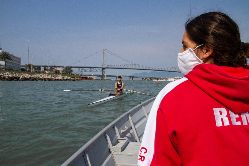 Thain&aacute; come&ccedil;ou no remo aos 15 anos, mas sempre preferiu treinar outros atletas – Foto: Felipe Moraes/Divulga&ccedil;&atilde;o/ND