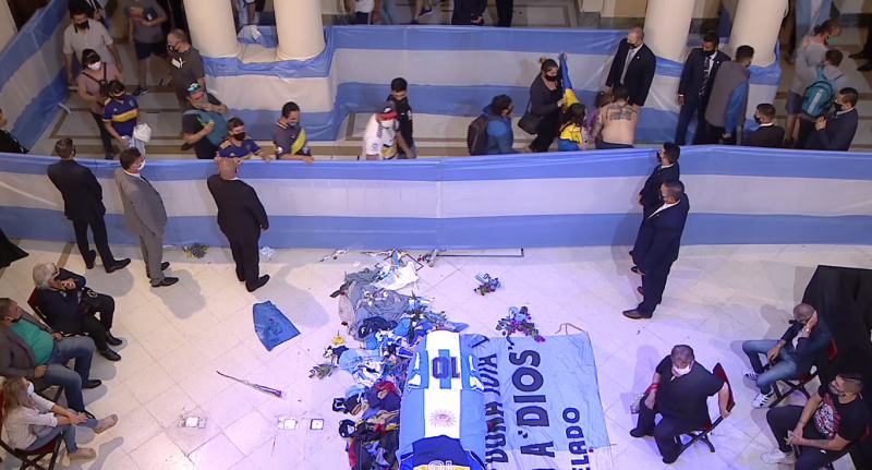 F&atilde;s se despedem de Diego Armando Maradona – Foto: Reprodu&ccedil;&atilde;o/Perisc&oacute;pe