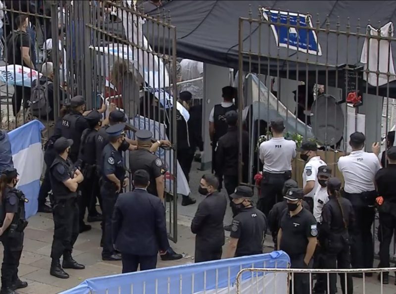 Confus&atilde;o se formou na entrada devido ao alto n&uacute;mero de pessoas – Foto: Reprodu&ccedil;&atilde;o/Perisc&oacute;pe