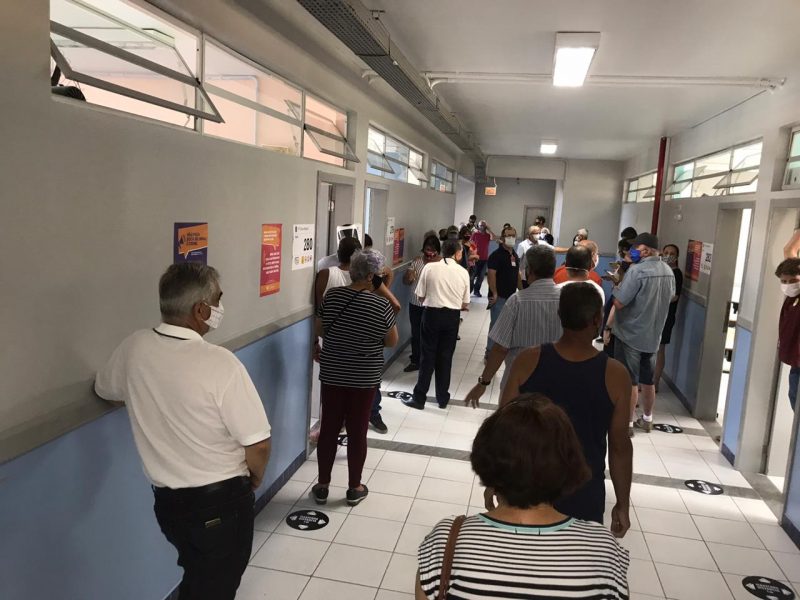 Filas na escola Brigadeiro Paes, no Campeche, na vota&ccedil;&atilde;o deste domingo – Foto: Milton Ostetto