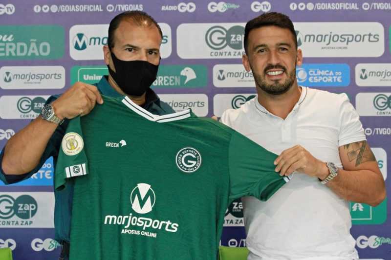 Ed&iacute;lson, lateral-direito, ao lado do ex-goleiro Harlei, atualmente gestor de futebol no Goi&aacute;s – Foto: Goi&aacute;s Esporte Clube/divulga&ccedil;&atilde;o