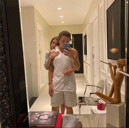 Whindersson assumiu o romance com a estudante no início de novembro. Na ocasião, ele revelou que ia tentar preservar ao máximo a amada, que não é do meio artístico e não está acostumada com a fama.O youtuber também se declarou para Maria Lina e disse que escreveu uma música para ela: “Eu acho ela muito tudo que eu sempre quis, e foi pra ela que eu fiz Cerrado” – Foto: Reprodução/Instagram