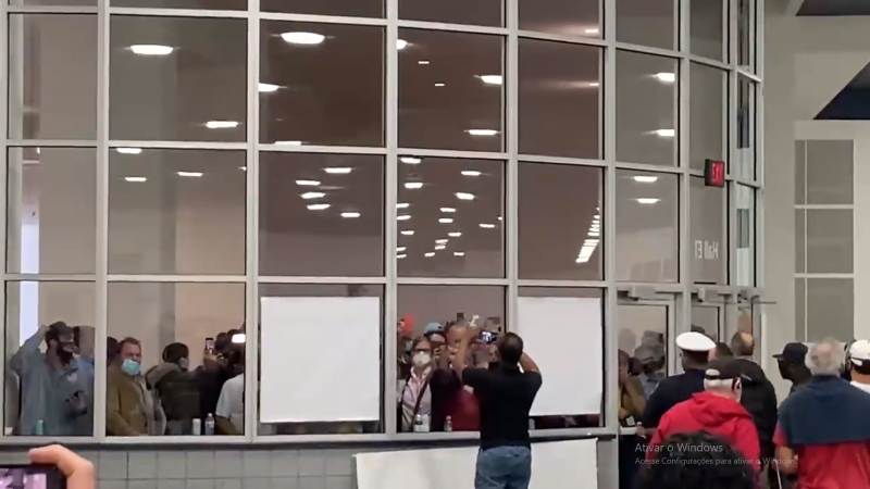 Manifestantes pedem que contagem de votos pare, em Detroit, no estado de Michigan – Foto: Twitter/Divulga&ccedil;&atilde;o