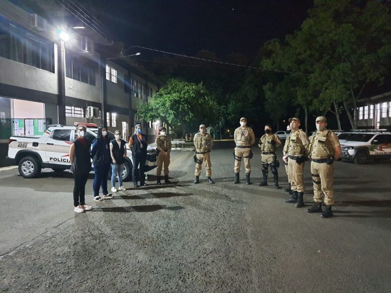 Equipe da Vigil&acirc;ncia Sanit&aacute;ria e policiais militares fiscalizaram o Centro e bairro Efapi – Foto: PM Chapec&oacute;