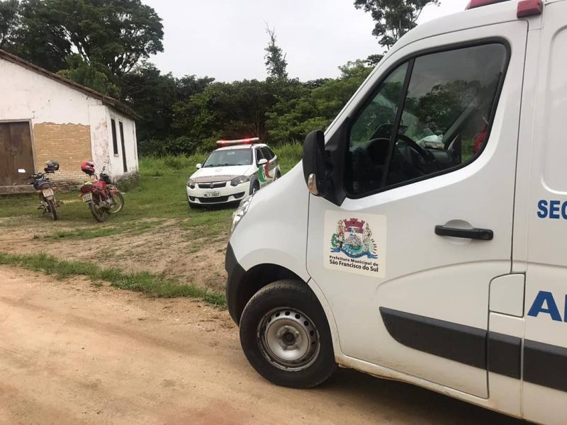Corpo foi encontrado &agrave;s margens de uma estrada em S&atilde;o Francisco do Sul – Foto: Bombeiros Volunt&aacute;rios de S&atilde;o Francisco do Sul/Divulga&ccedil;&atilde;o
