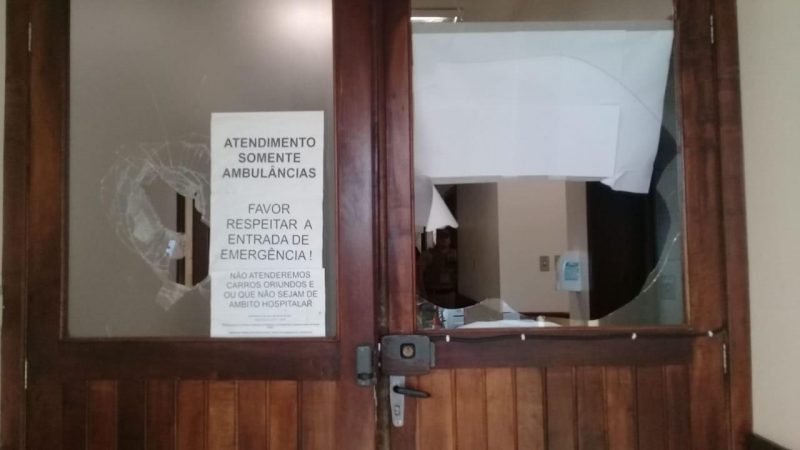 Enquanto a v&iacute;tima recebia atendimento, outras pessoas teriam quebrado o vidro da unidade – Foto: Pol&iacute;cia Militar de Rio Negrinho/Divulga&ccedil;&atilde;o