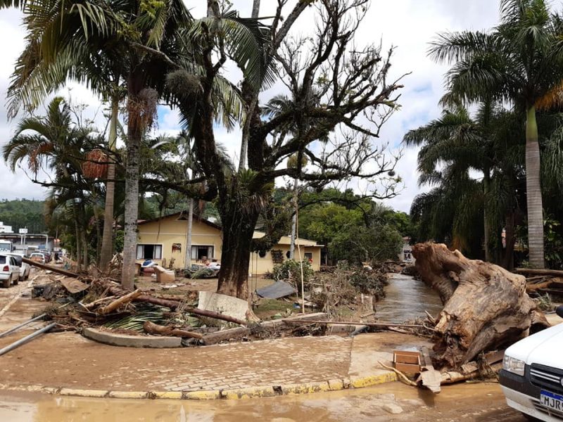 Praça ficou coberta de lama após temporal e deslizamentos em SC
