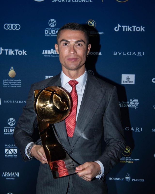 Cristiano Ronaldo se torna o jogador de futebol mais bem pago de