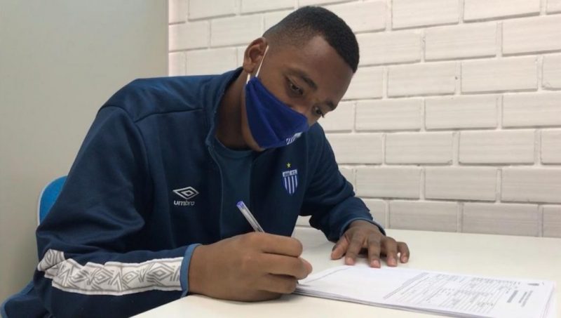 Goleiro André assina novo contrato com o Leão