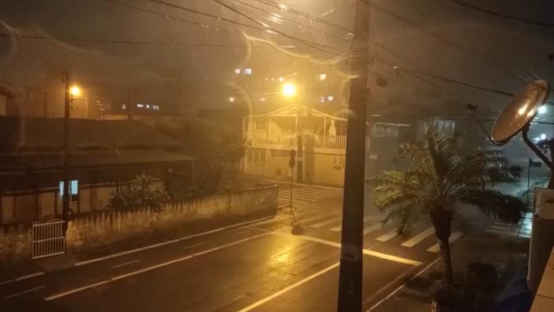 Tempestade na noite deste domingo (13) tamb&eacute;m deixou algumas casas sem energia el&eacute;trica – Foto: Arquivo ND