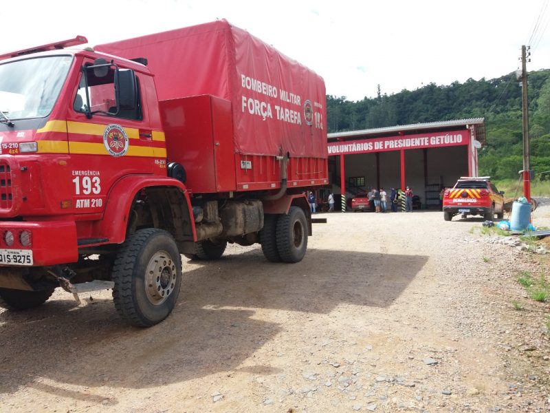 Esta segunda-feira (21) foi o 5º dias de buscas e três vítimas foram encontradas. Além disso, 184 pessoas estão desabrigadas e 155 desalojadas. – Foto: CMBSC/Divulgação/ND
