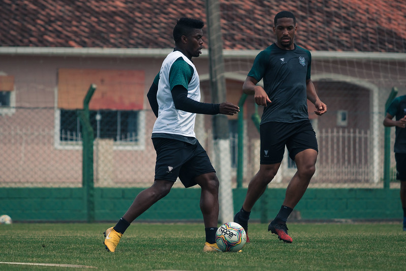 Matheus Neris, ao acompanhar o lance; volante &eacute; um dos destaques do Figueirense nesta S&eacute;rie B – Foto: Patrick Floriani/FFC/divulga&ccedil;&atilde;o