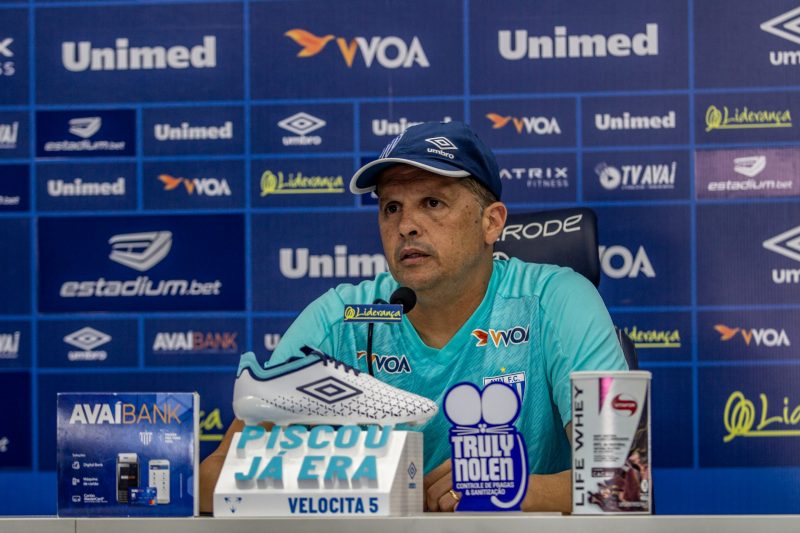 Claudinei Oliveira fala com a imprensa após o seu retorno