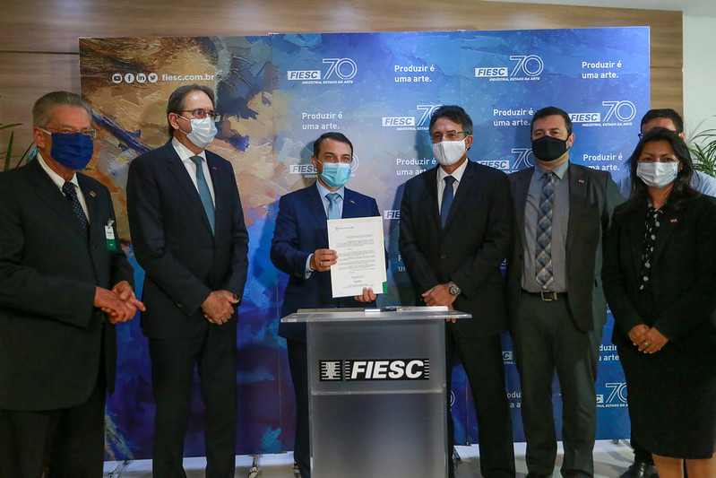 carlos moises assina decreto para obra em são francisco do sul