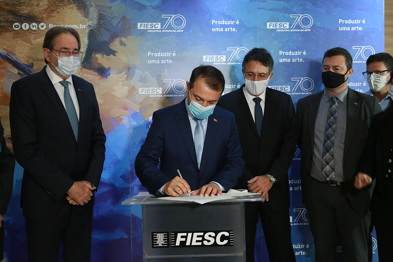 governador carlos moisés assina decreto