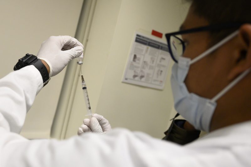 M&eacute;dico italiano testa positivo ap&oacute;s ser vacinado – Foto: Lisa Ferdinando/Office of the Secretary of Defen