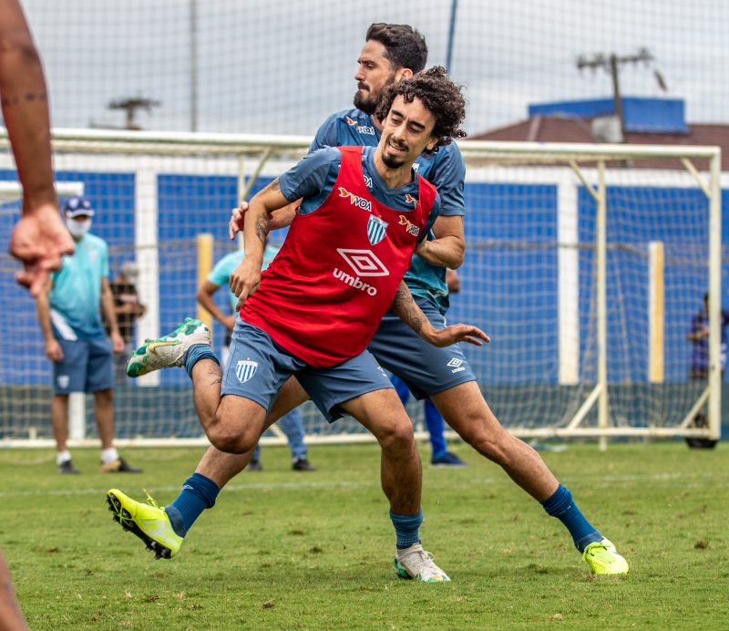 Valdívia disputa a bola com Airton em treino do Avaí